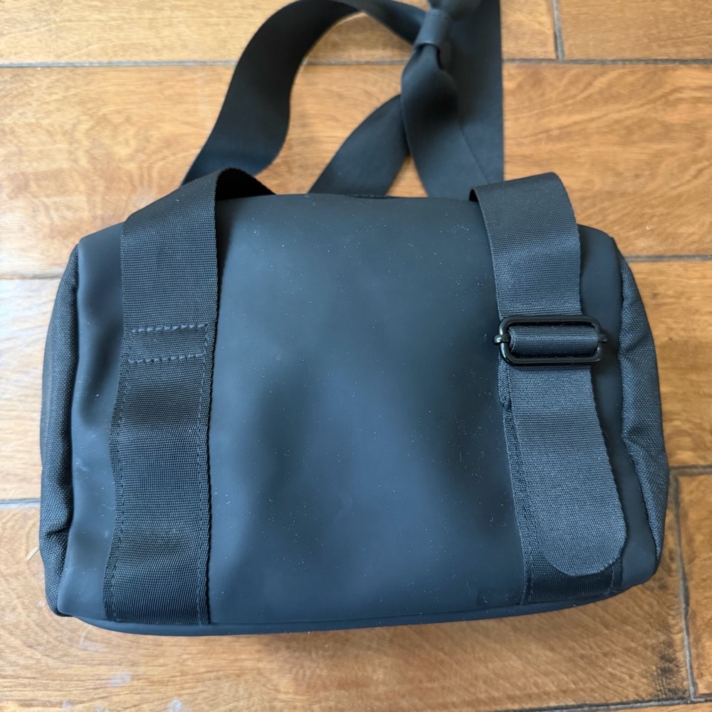 Gymshark Everyday Mini Holdall Black Gym Bag - Picture 3 of 9